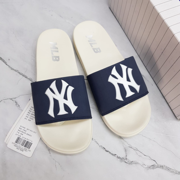 FOCO MLB New York Yankees Big Logo Raised Slides